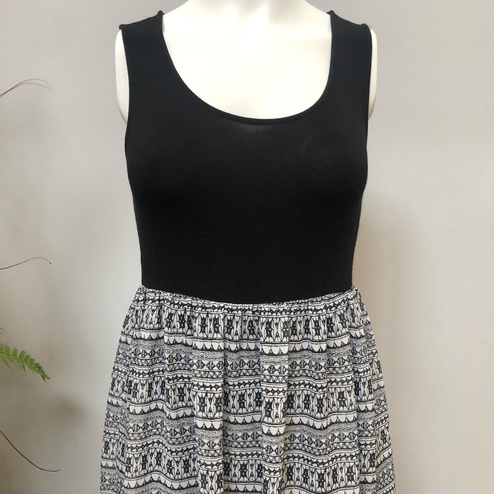 𝅺FOREVER 21 black‎ white light gray sheer maxi sleeveless dress size small